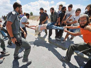 Разыскивая своих «детей», израильтяне безнаказанно нарушают права маленьких палестинцев. На фото еврейские поселенцы устроили казнь палестинского мальчика, за происходящим безучастно наблюдают солдаты