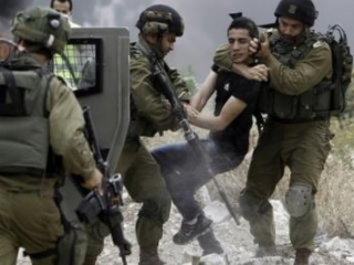 Израильские военнослужащие задержали молодого палестинца