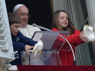 Папа Римский читает воскресную проповедь и молитву из окна своей квартиры