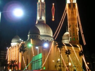 Мечети в Рамадан украшаются гирляндами