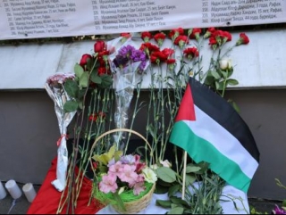 Вдоль ограждения посольства натянуто полотнище с именами 1865 погибших в секторе Газа