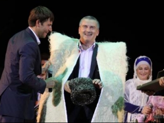 Сергей Аксёнов в национальном чеченском костюме