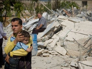 Палестинцы около своего дома, снесенного израильтянами