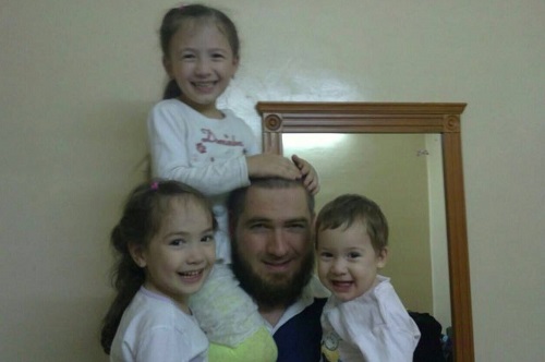 У имама Расула Гамзатова осталась беременная супруга и пятеро малолетних детей (фото из Facebook) 
