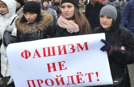 Русские и украинки на митинге в Нью-Йорке против фашизма на Украине  
