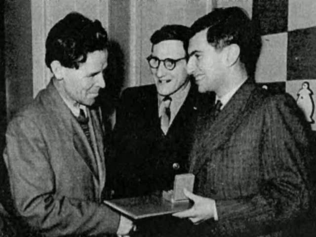 Рашит Нежмединов (крайний слева)