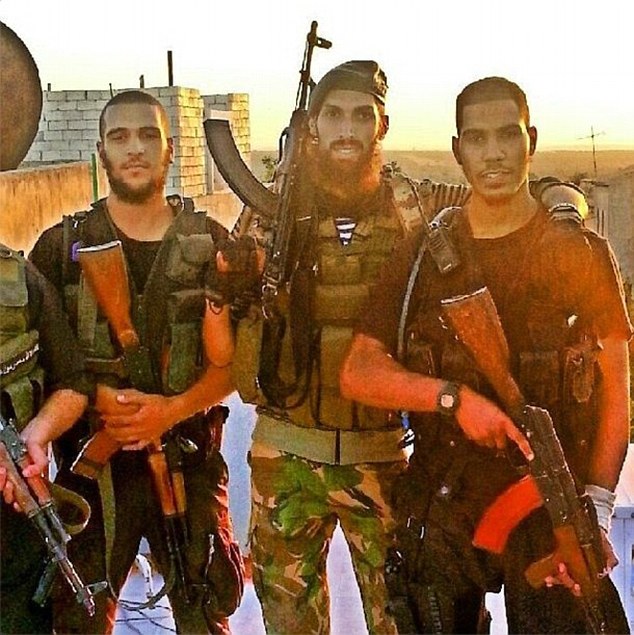 Двое из этих британцев-»джихадистов» (слева и справа) уже погибли в Сирии