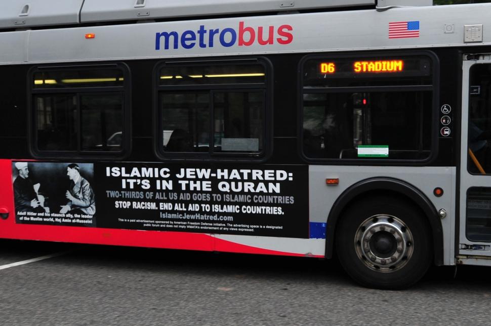 Один из автобусов с антиисламской рекламой от Памелы Геллер