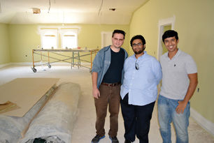 Мусульманские активисты в ремонтируемом здании