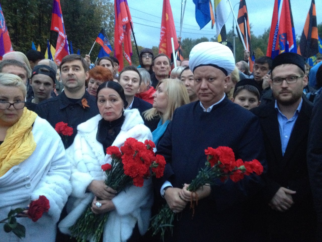 Муфтий Альбир Крганов и другие участники акции на Поклонной горе. (Фото: Пресс-служба ЦДУМ)