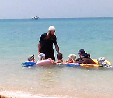 Али с семьей отдыхает на море