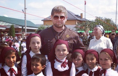 Рамзан Кадыров с ученицами младших классов (Фото:  страница Кадыров в соцсети)