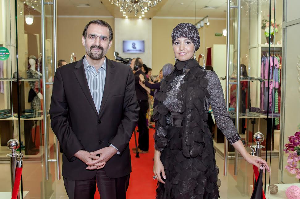 Дизайнер Сахера Рахмани и посол Ирана в РФ Мехди Санаи 