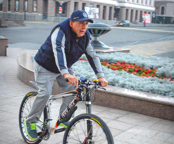 Рустам Минниханов подъезжает на велосипеде к зданию  правительства РТ (Фото: пресс-служба президента РТ)