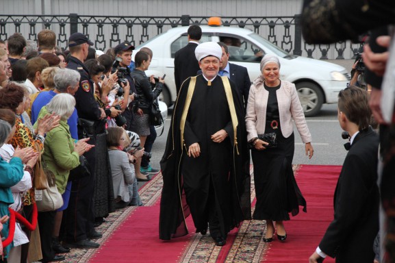  Глава Совета муфтиев России Равиль Гайнутдин с супругой а «красной дорожке» кинофестиваля.