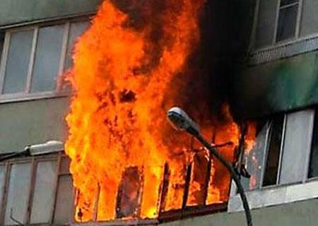 Мужчина с помощью резинового шланга залил в квартиру соседа легковоспламеняющуюся жидкость и поджег ее 