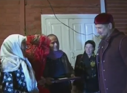 Рамзан Кадыров вручил пожилой женщине почетную грамоту и букет цветов (Фото: страница главы ЧР в соцсети)  