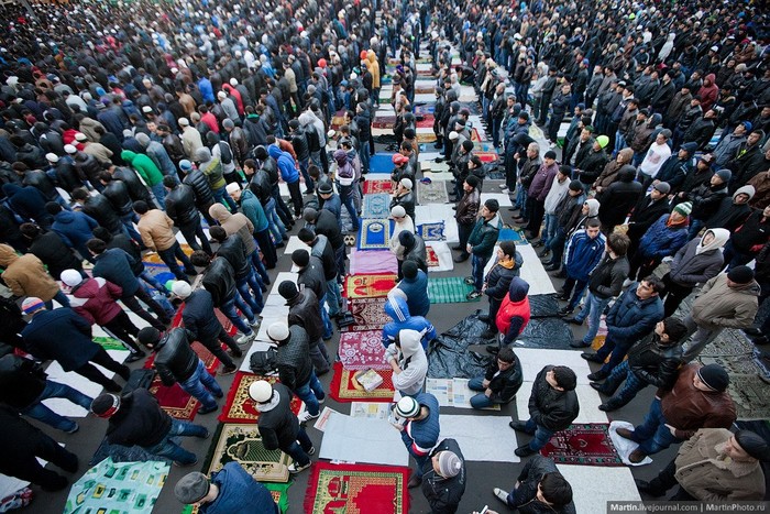 Верующие во время молитвы на Курбан-байрам (Фото: MartinPhoto.ru)