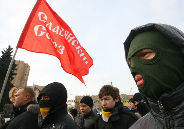 Участники националистического марша (Фото: А. Махонин/Ведомости)