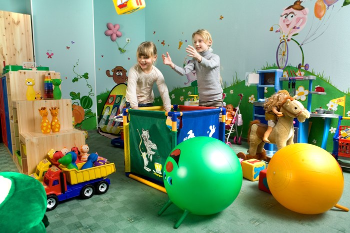 Девочки играют в детской комнате 