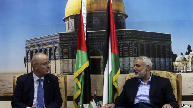Лидер ХАМАС Исмаил Хания разговаривает с главой правительства Палестины Рами Хамдаллой в своем доме в Газе (Фото: Reuters)  