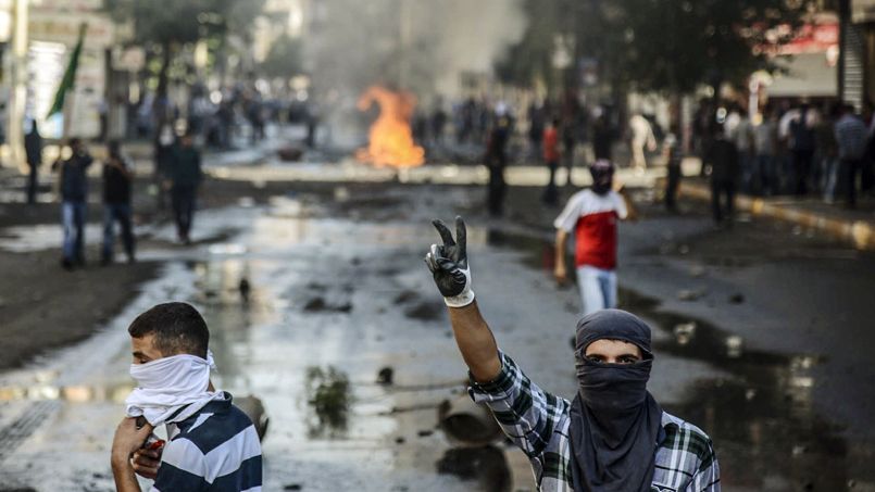 «Мирные демонстранты» из числа курдов громят магазины, забрасывают полицию камнями и «коктейлями Молотова» на юго-востоке Турции 