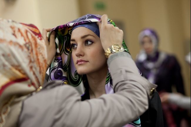 В гардеробе многих российских модниц сегодня имеется элегантная мусульманская одежда 