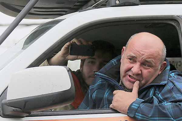 Константин Алтухов спасает свою машину из рук «зеленых хищников»