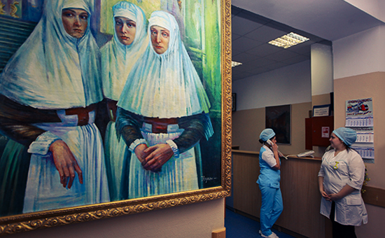 Картина в одной из российских клиник, на которой изображены сестры милосердия  