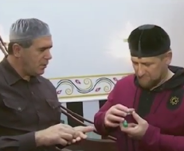 Зияд Сабсаби  вручает Рамзану Кадырову чудо-Коран 