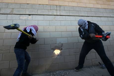 Палестинцы проделывают символическое отверстие в стене