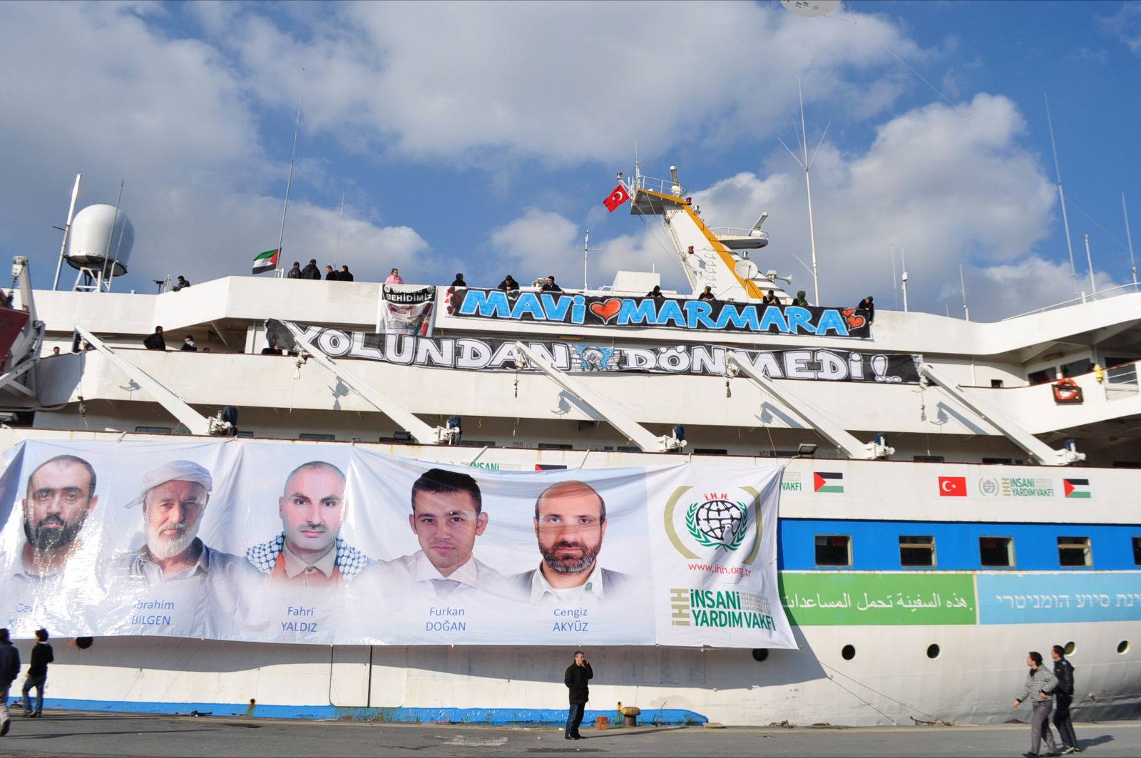 Гуманитарное судно с плакатом, на котором изображены погибшие правозащитники с «Мави Мармары» 