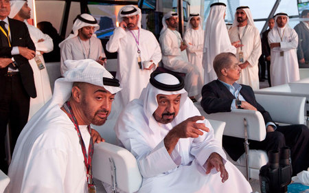Шейхи Халифа ибн Зайд Аль Нахайян (справа) и Мохаммед ибн Рашид аль-Мактум (слева), президент и премьер-министр ОАЭ