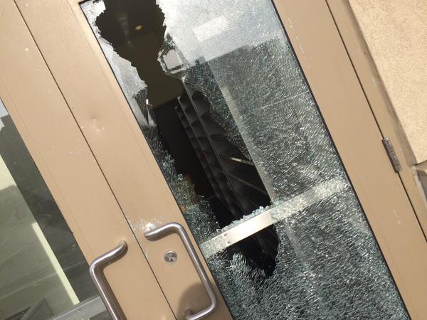 Вандалы разбили стеклянные двери и окна