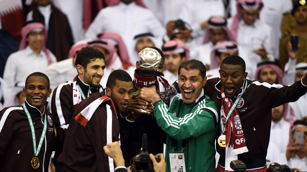 Сборная Катара радуется победе