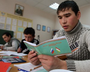 Сдача экзамена обойдется мигрантам в 4,5 тыс руб., а сам сертификат годен 5 лет