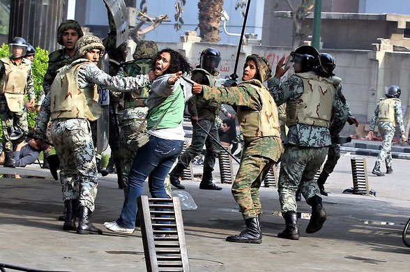 Египетские военные задержали участницу мирной акции протеста в Каире. 2011 год 