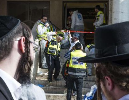 Израильтяне наблюдают за тем, как из синагоги выносят тела убитых 