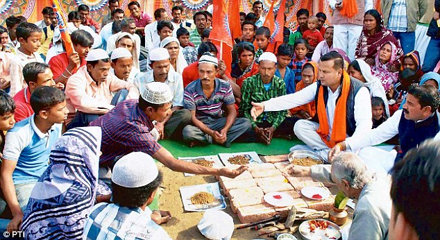 Индуисты пытаются убедить мусульман поменять веру