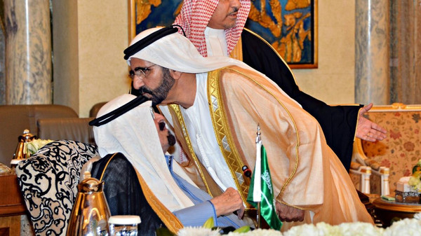 Замглавы ОАЭ целует короля Саудовской Аравии на встрече в верхах в Эр-Рияде
