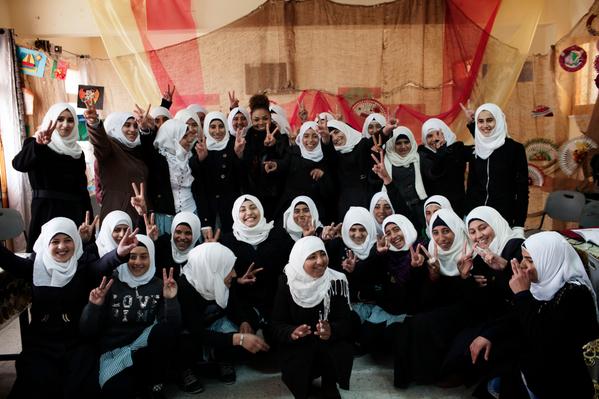 Фото с палестинскими школьницами со страницы Джексон в Twitter