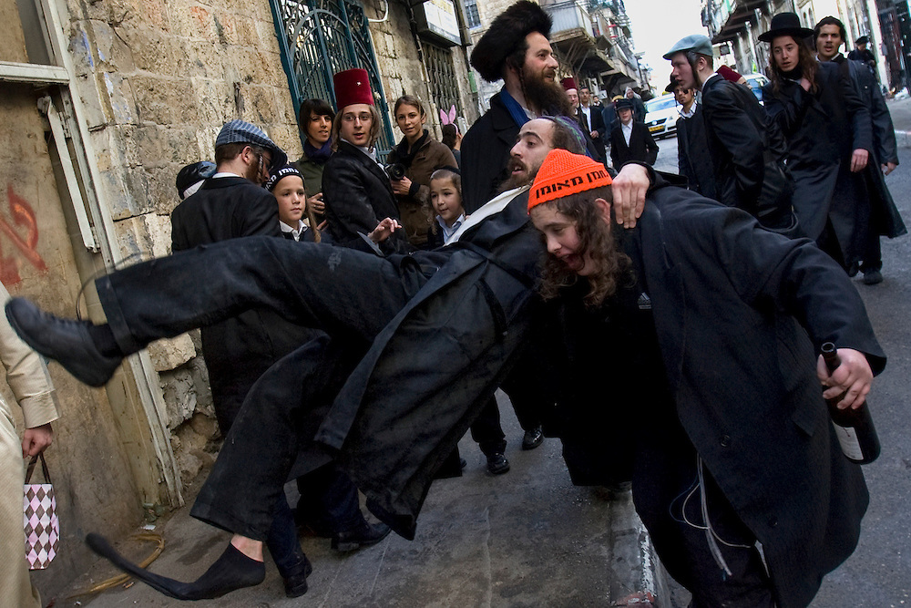 Пьяные ортодоксальные иудеи отмечают Пурим (Фото: Olivier Fitoussi)