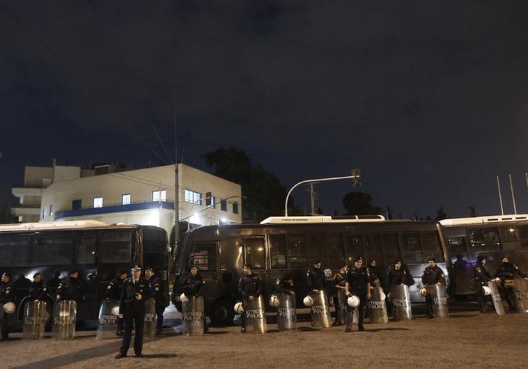 Полиция выстроилась возле посольства Израиля в Афинах (Фото: REUTERS/John Kolesidis)   