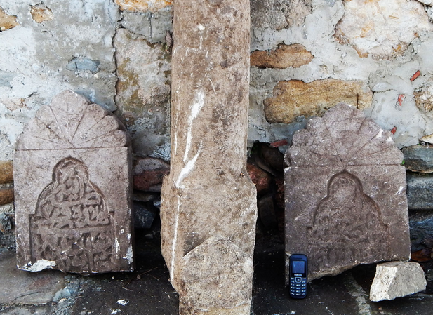 Надгробные плиты, обнаруженные в кургане «Кемаль-ата» (Фото: пресс-служба ДУМК)  