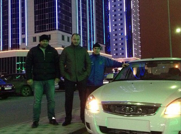 Дагестанские спортсмены со своим новым авто (ФОто: страница Кадырова в соцсети)