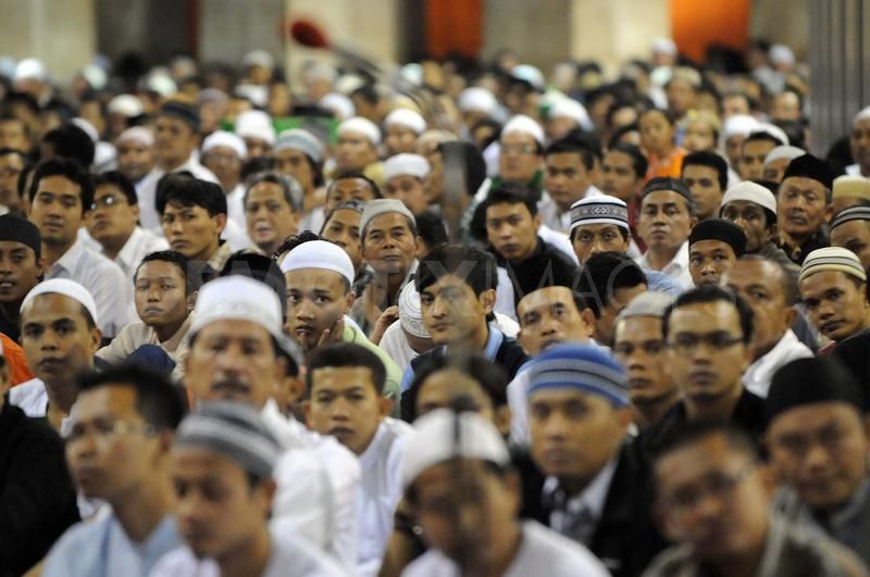 Индонезийцы во время молитвы в Рамадан