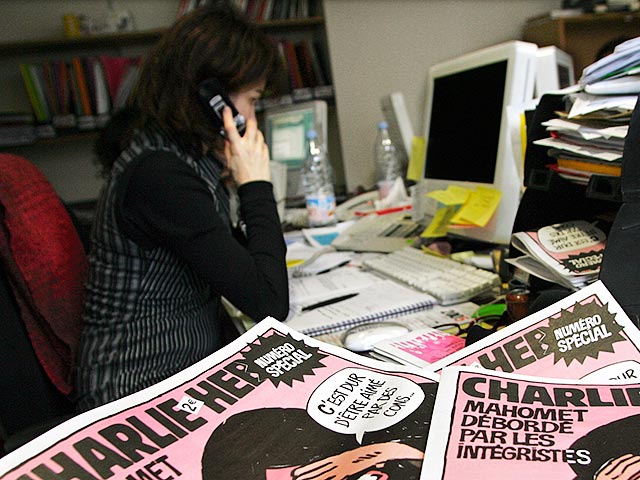 Скандальную известность Charlie Hebdo получил в 2006 году, перепечатав карикатуры на пророка Мухаммеда