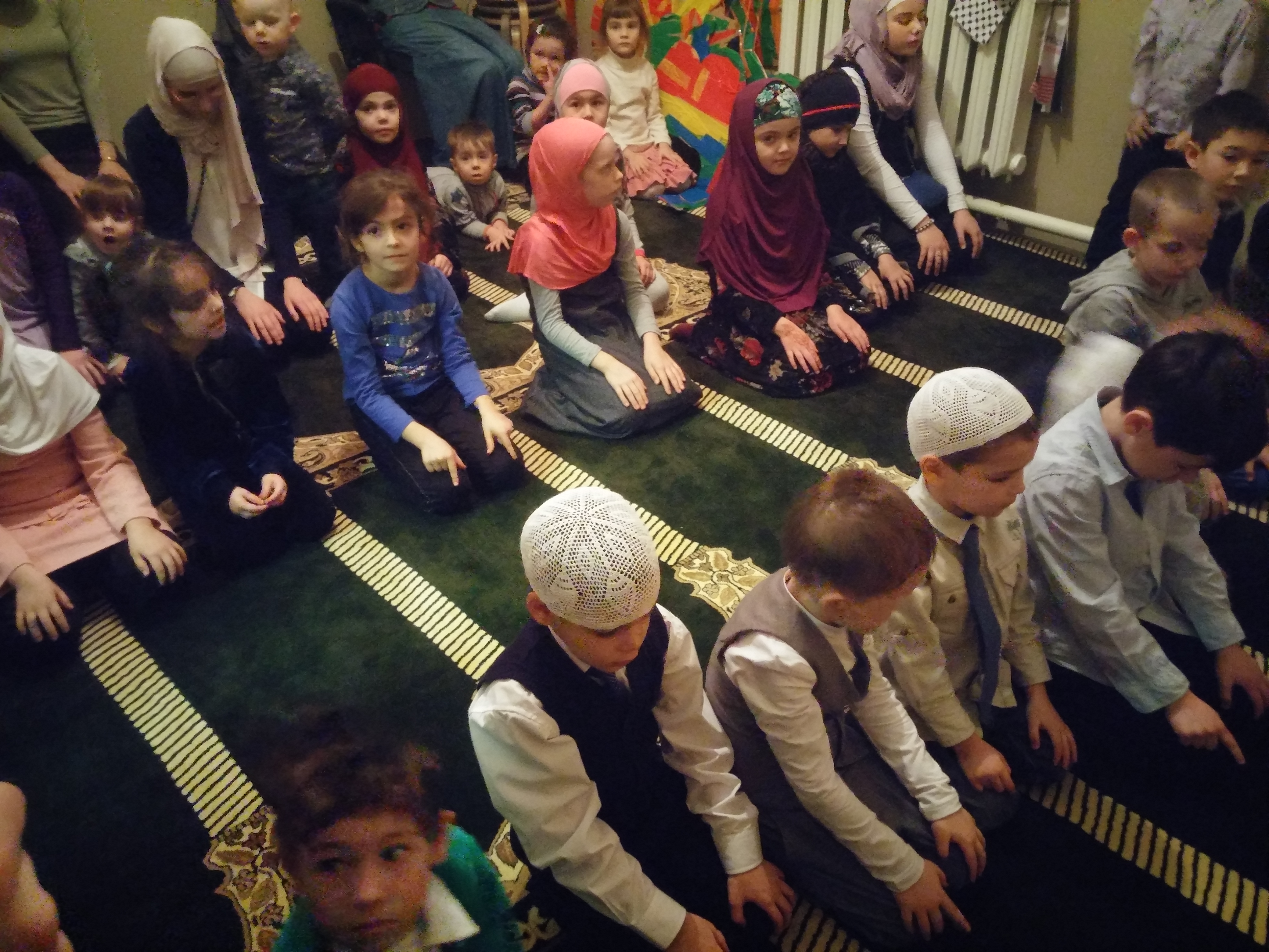 Мусульманский садик. Мусульманский детский дом. Мусульманка с ребенком. Мусульманский детский сад. Мусульманская детская школа.