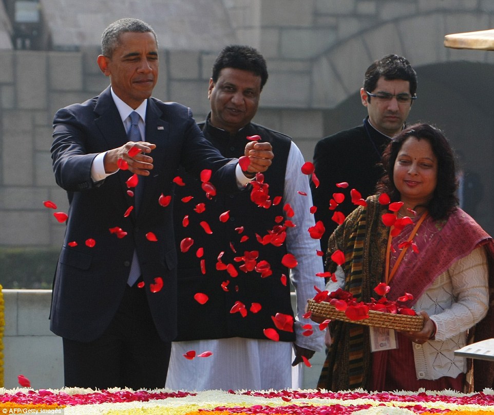 Обама бросает лепестки роз на мемориал М. Ганди