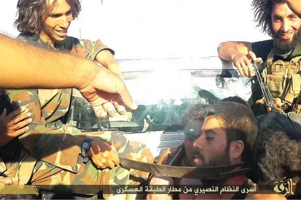 Боевики ИГ во время казни пленников
